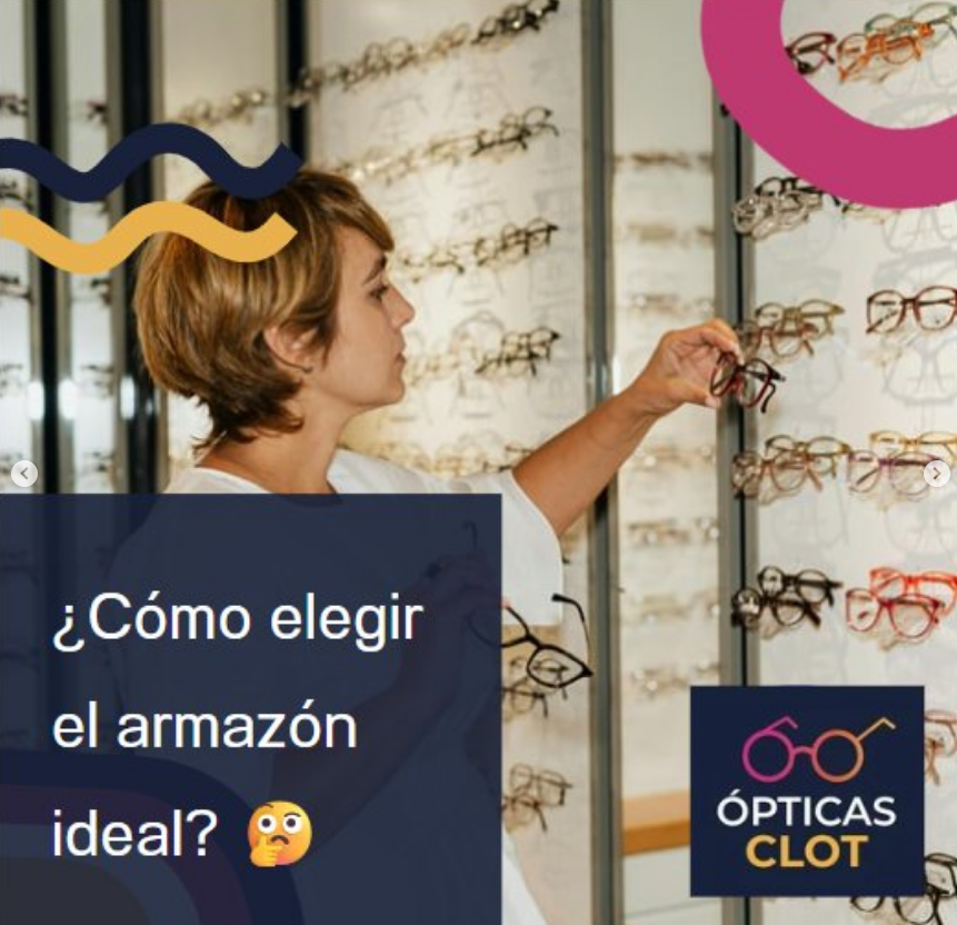 Clienta eligiendo su armazón ideal en la vitrina de Ópticas Clot